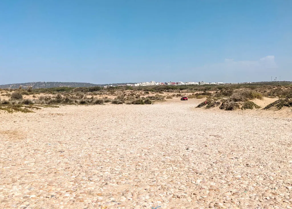 the track between Diabat beach and village